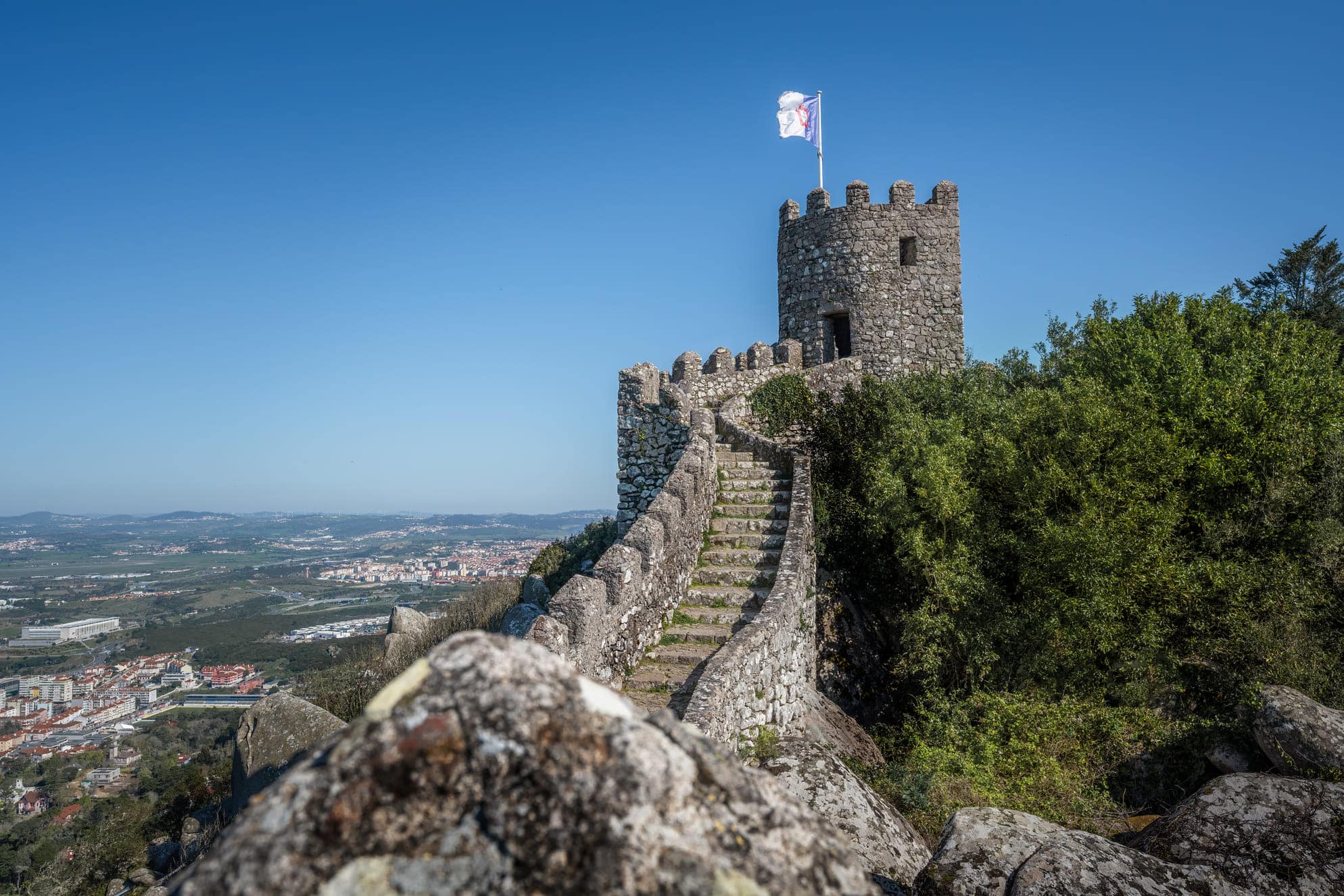 castle-keep-at-moorish-castle-sintra-portugal-2023-11-27-05-14-29-utc